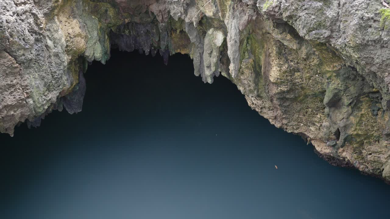 la serena piscina de la cueva de cabagnow en las filipinas, un destino tropical tranquilo, vista aérea