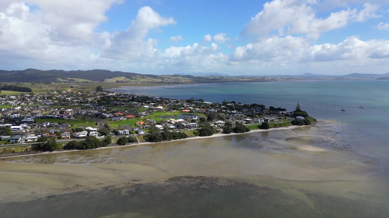 Proprietà da un milione di dollari a One Tree Point, Whangarei Heads, Nuova Zelanda. Ripresa con drone ad alta angolazione, 4K 30FPS