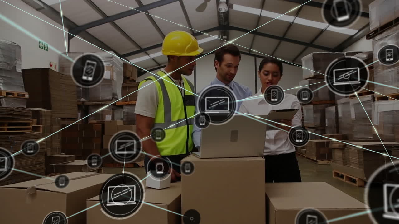 animación de iconos conectados sobre diversos compañeros de trabajo discutiendo sobre el inventario en la tableta digital