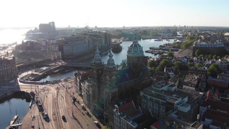 Vista-Aérea-De-La-Basílica-De-San-Nicolás-En-Amsterdam,-Países-Bajos