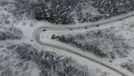 Stetige-Flächenaufnahmen-Einer-Kurvigen-Bergstraße-Mit-Autoverkehr-Im-Winter