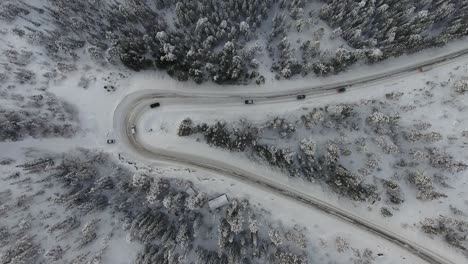 material de archivo de área constante de una carretera de montaña con curvas con tráfico de automóviles en invierno