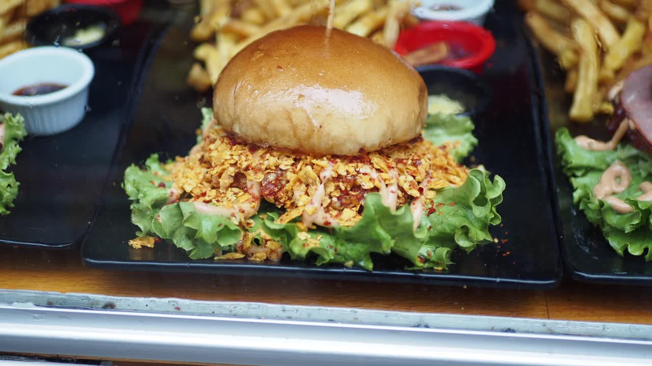 primer plano de una deliciosa hamburguesa con papas fritas