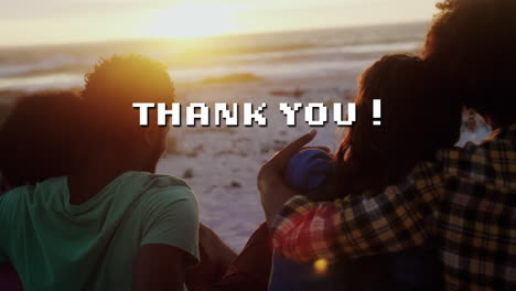 animación de texto de agradecimiento sobre un grupo diverso de amigos en la playa