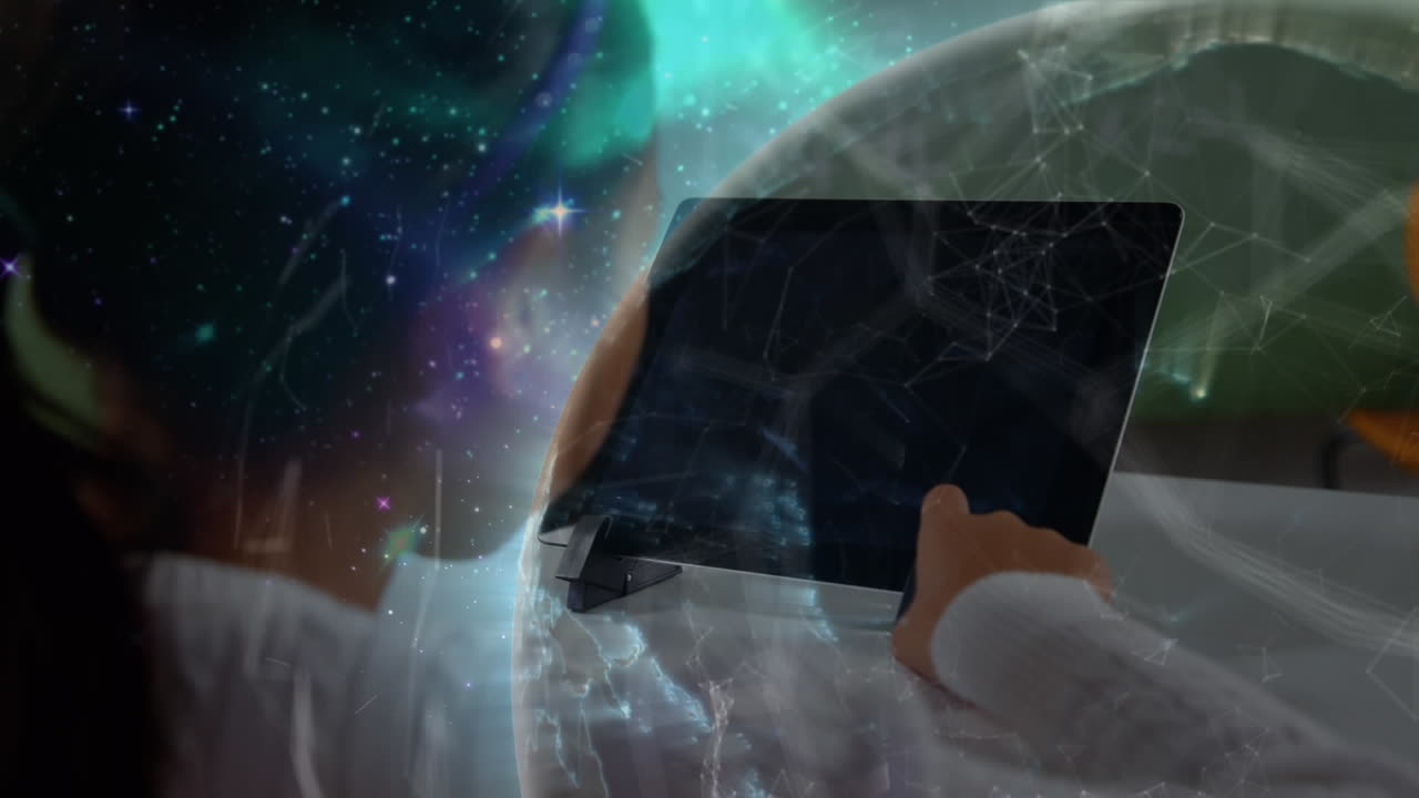 girando el globo y la red de conexiones contra la niña que usa tableta digital en la escuela primaria