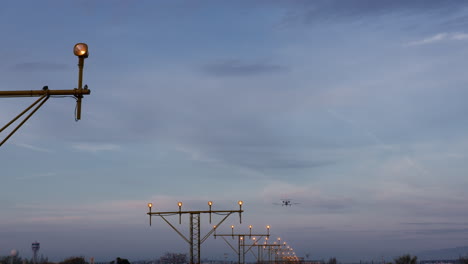 aterrizaje del avión al anochecer