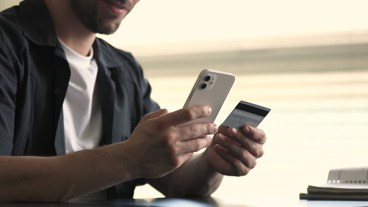 hombre de primer plano comprar servicios virtuales usar teléfono inteligente y tarjeta de crédito