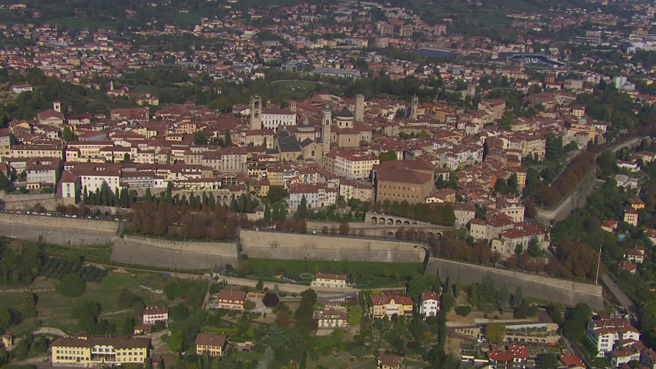 disparo de helicóptero giratorio de la basílica de santa maría la mayor en bérgamo, italia