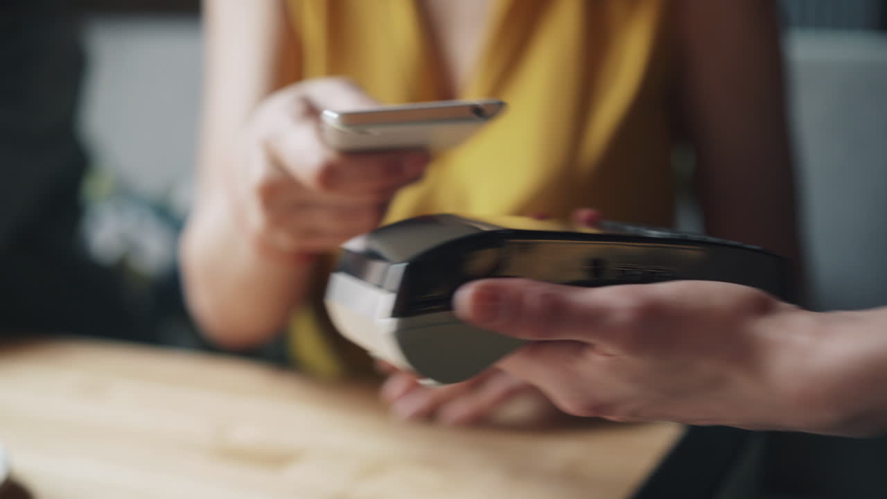 pago móvil en un café