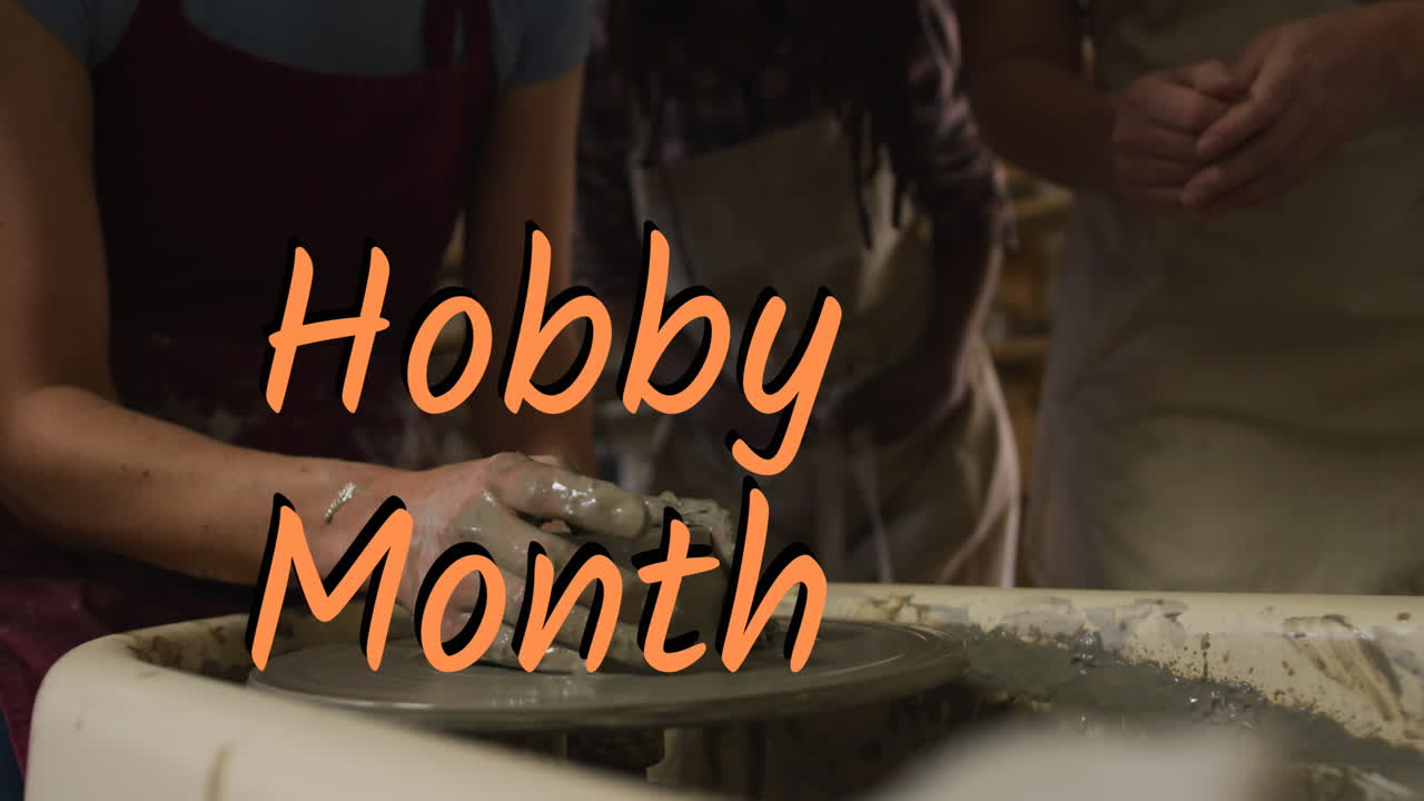 취미 달 텍스트의 애니메이션은 도자기를 형성하는 다양한 사람들의 손을 통해