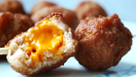 primer plano de una bola de carne de queso de pollo en un plato
