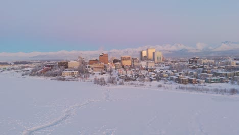 Ankerplatz-Alaska-In-Der-Abenddämmerung,-Schneebedeckte-Winterszene,-Klarer-Himmel,-Drohnenaufnahme