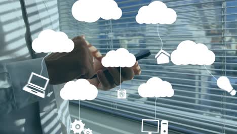 animación de nubes digitales con dispositivos electrónicos sobre un hombre caucásico usando un teléfono inteligente