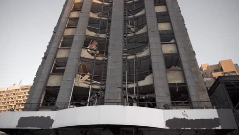 edificio en ruinas con construcciones y paredes metálicas destruidas