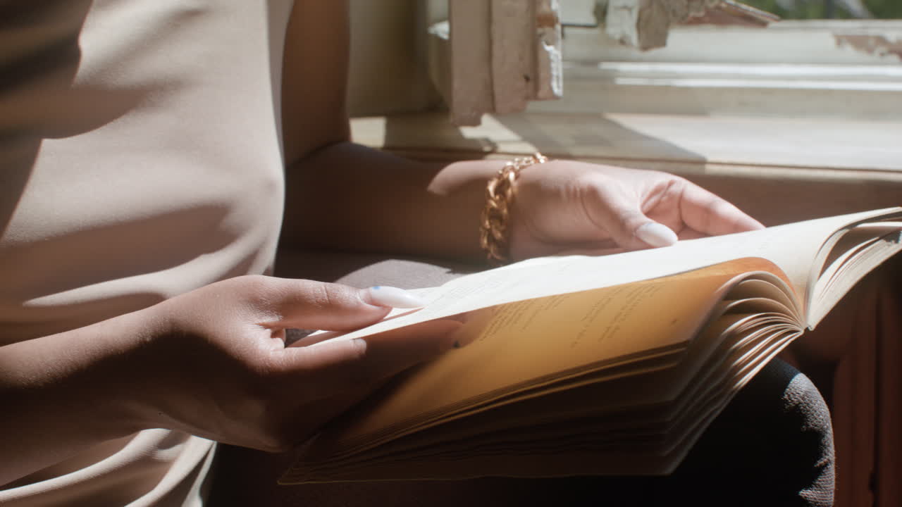 mujer africana elegante y irreconocible