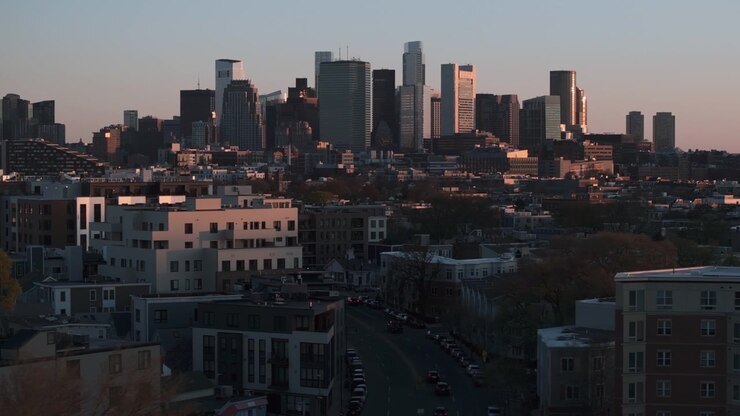 Luftaufnahme von Boston bei Sonnenaufgang. Aufgenommen an einem Frühlingsmorgen.