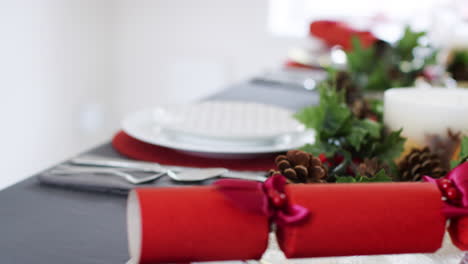 la mano de una mujer colocando galletas de navidad en platos en una mesa decorada para la cena de navidad, primer plano, seguimiento de la toma