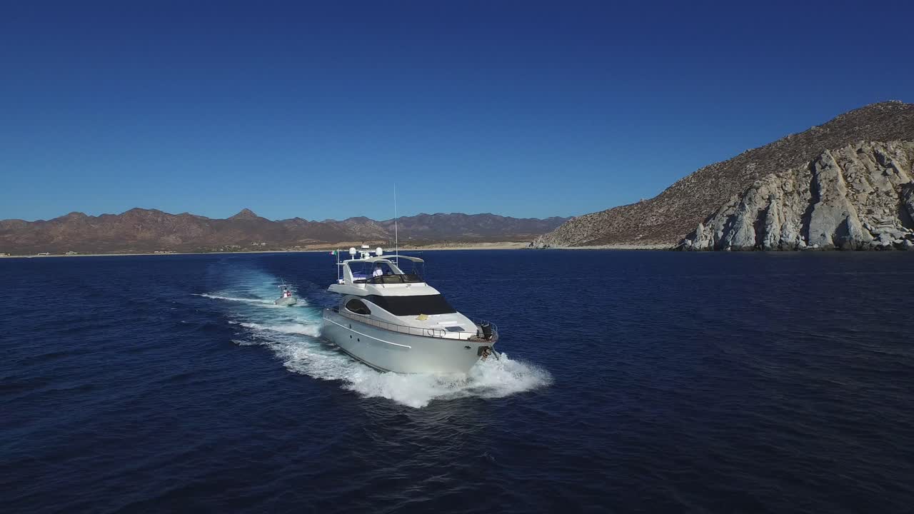 toma aérea de un yate de lujo navegando en el parque nacional cabo pulmo, baja california sur