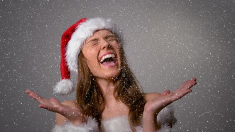 composición de video con nieve cayendo sobre chica feliz en traje de papá noel