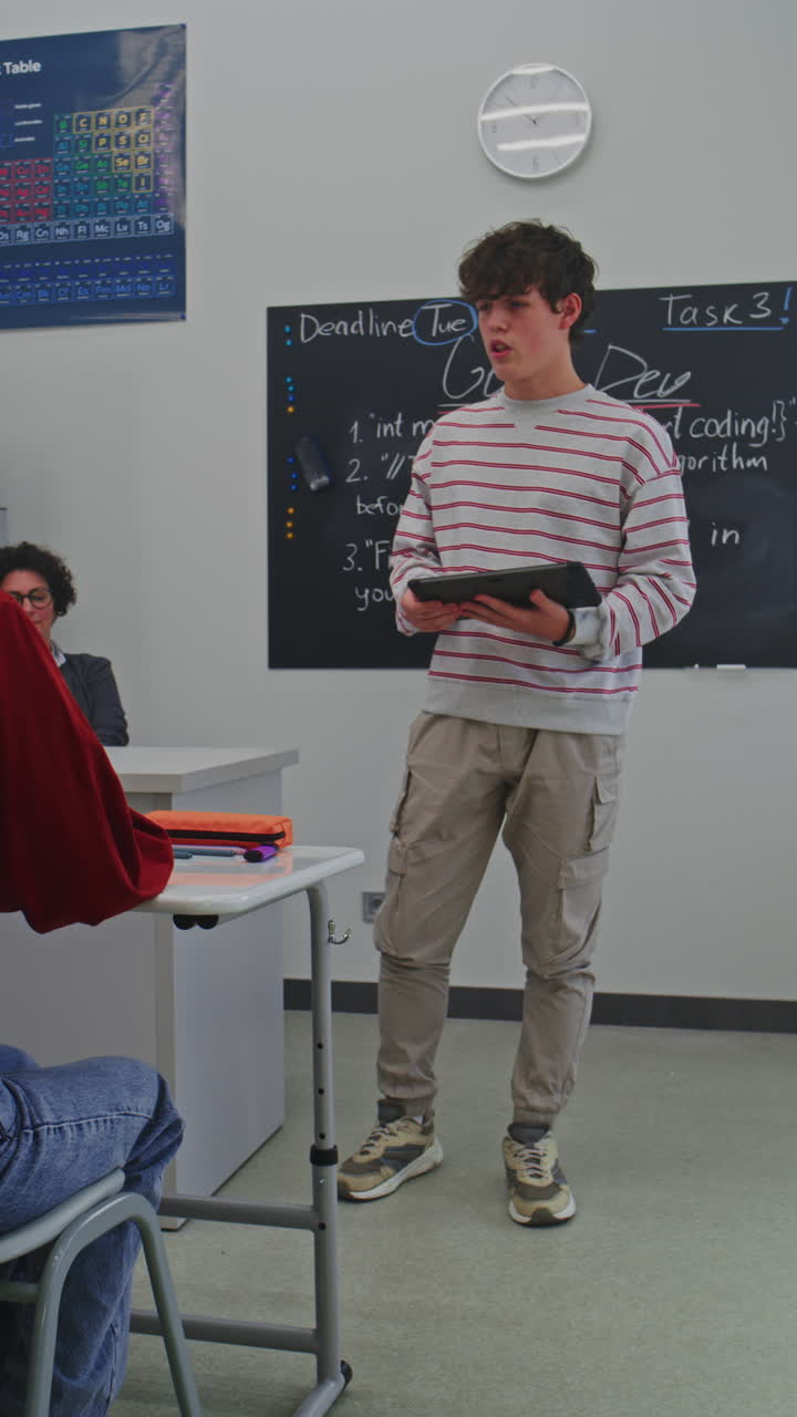 estudiante haciendo una presentación en el aula