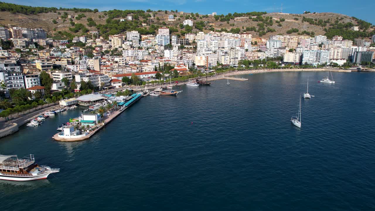 la espléndida bahía azul de la costa de saranda: barcos, paseo marítimo y la belleza serena de unas tranquilas vacaciones en la ciudad