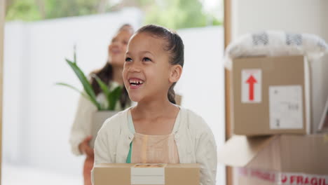 niños, caja de mudanzas y padre entrando en nuevo