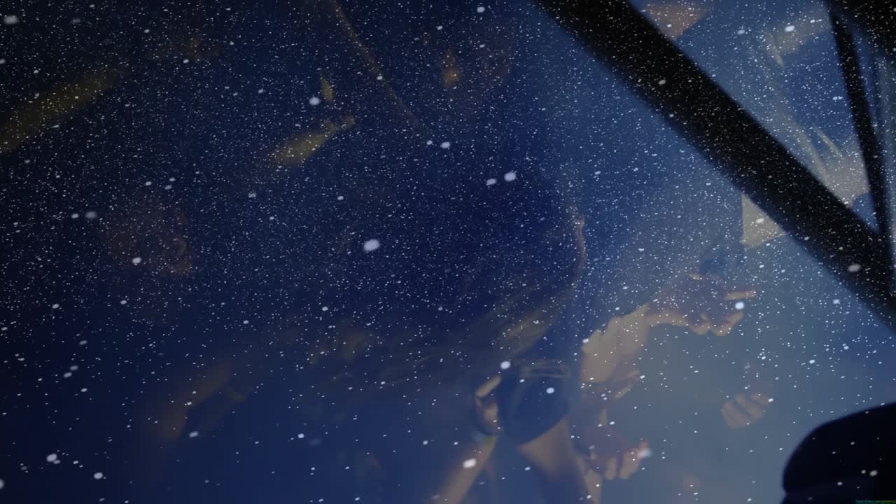 青いコンサートライトの下で手を伸ばすファンたち。アニメーションの泡アイコンと音楽マーケティングデータが重ねて表示されている。