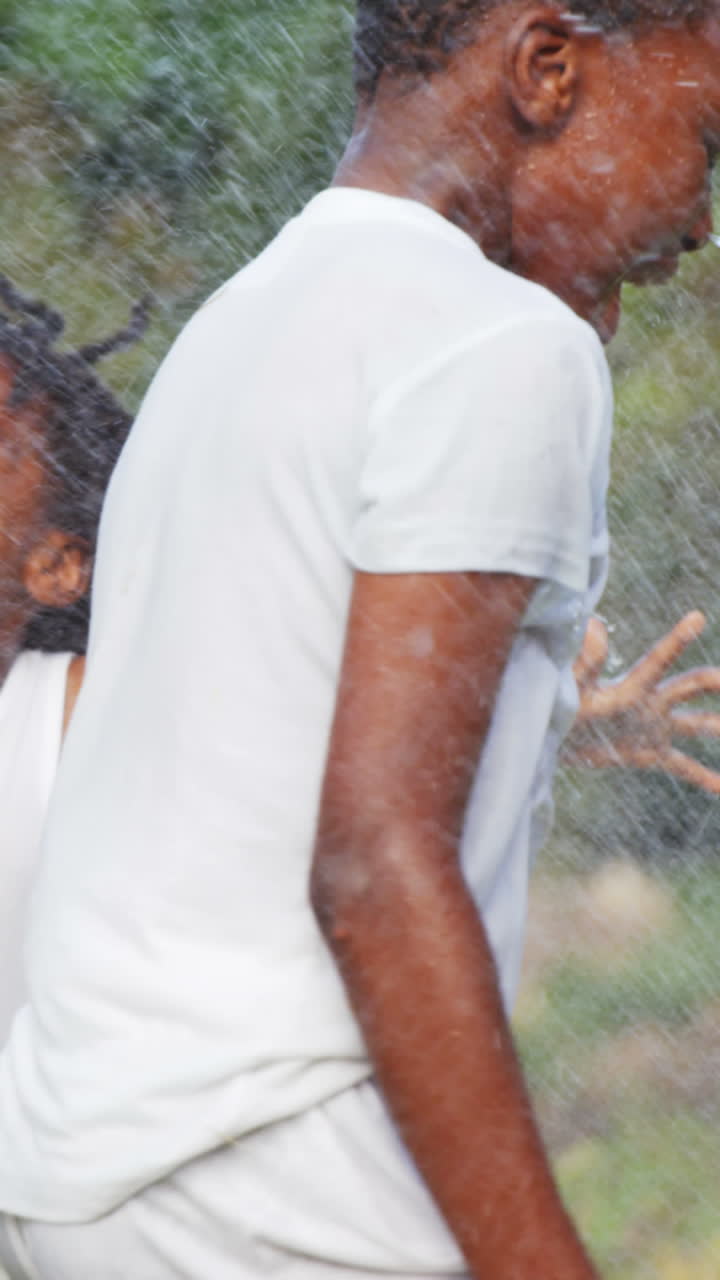 정원 스프링클러 를 가지고 놀고 있는 아이 들