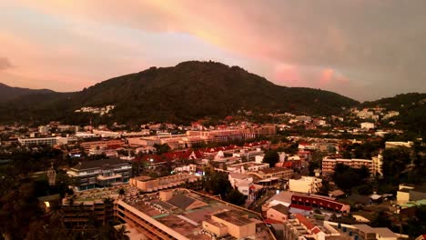 Luftaufnahme-Des-Sonnenuntergangs-Der-Stadtlandschaft-Von-Phuket-Neben-Dem-Kata-strand