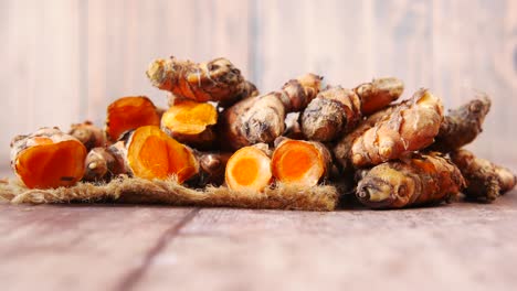 pile of fresh turmeric roots