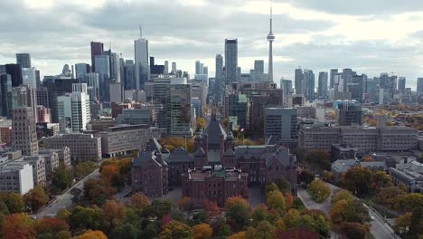 Beschnittene-Luftaufnahme-Des-Queen&#39;s-Park-Und-Der-Toronto-Skyline,-Die-Großstädtische-Bauentwicklungen-Zeigt