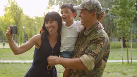 Feliz-Pareja-Militar-Con-Niños-Celebrando-El-Regreso-De-Papá-Con-Una-Foto-Selfie