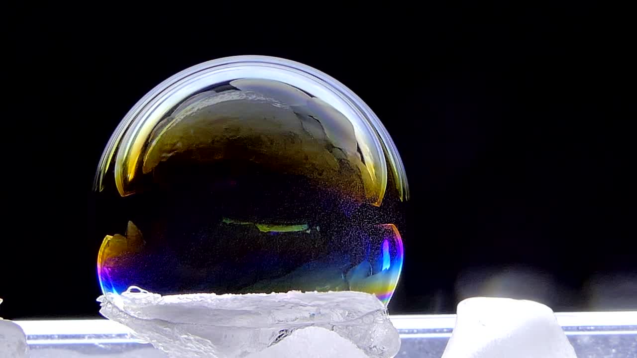 비누 거품의 반이는 색.