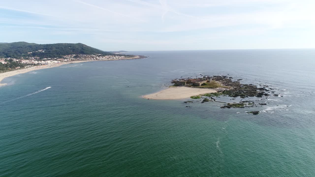 Ruínas de um Castelo Medieval à Beira-Mar