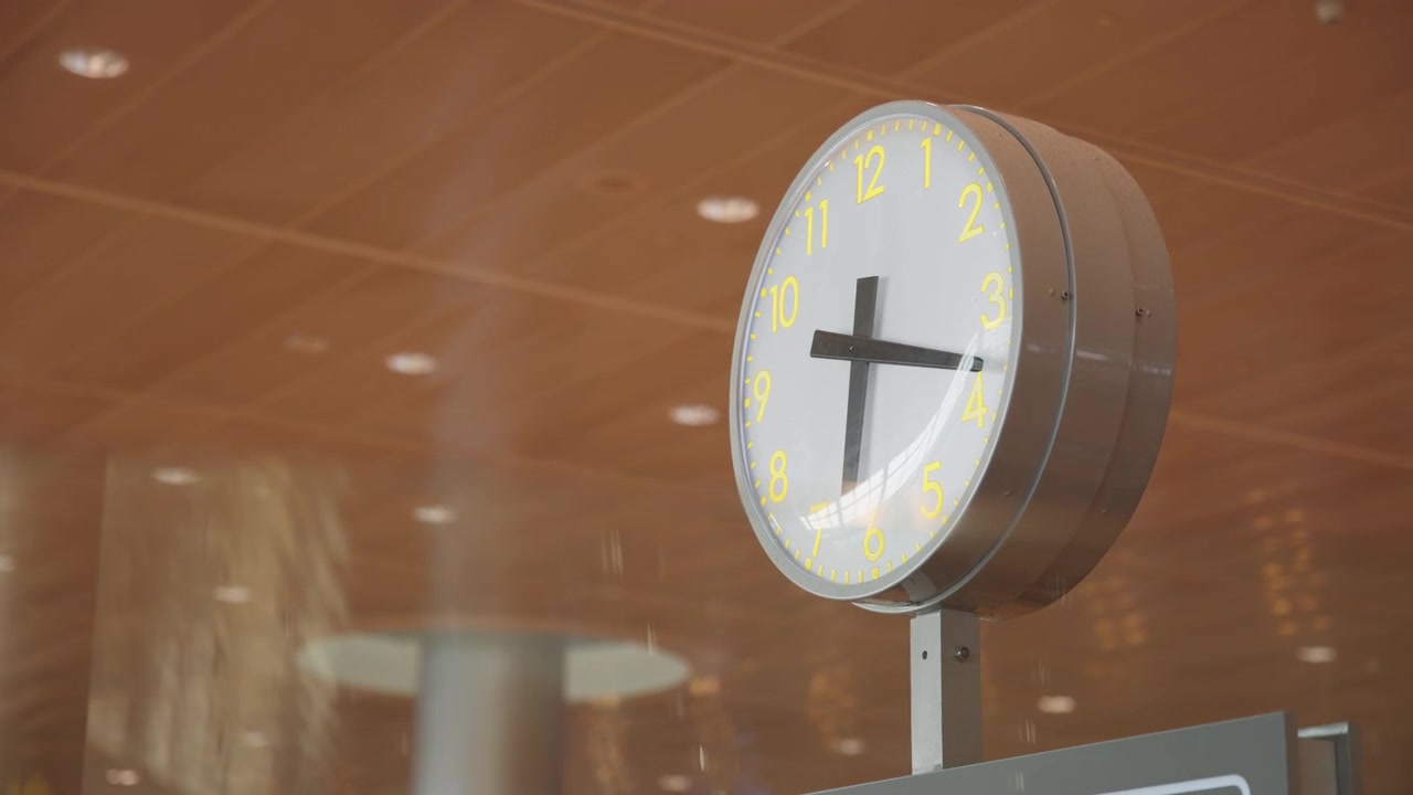 Um relógio branco no terminal do aeroporto