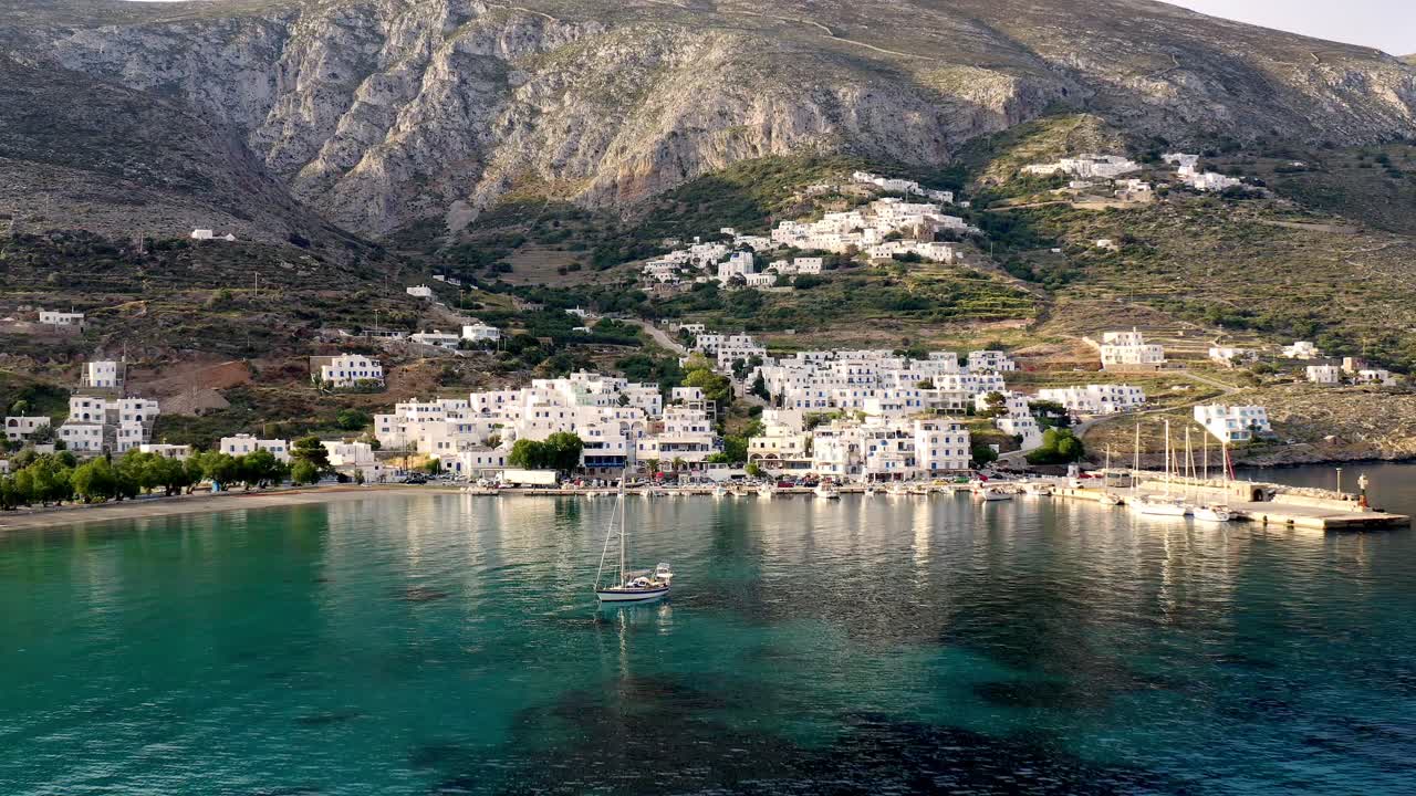 드론은 그리스의 aegiali로 날아갑니다. 큰 산  ⁇ 에 있는 작은 마을입니다.