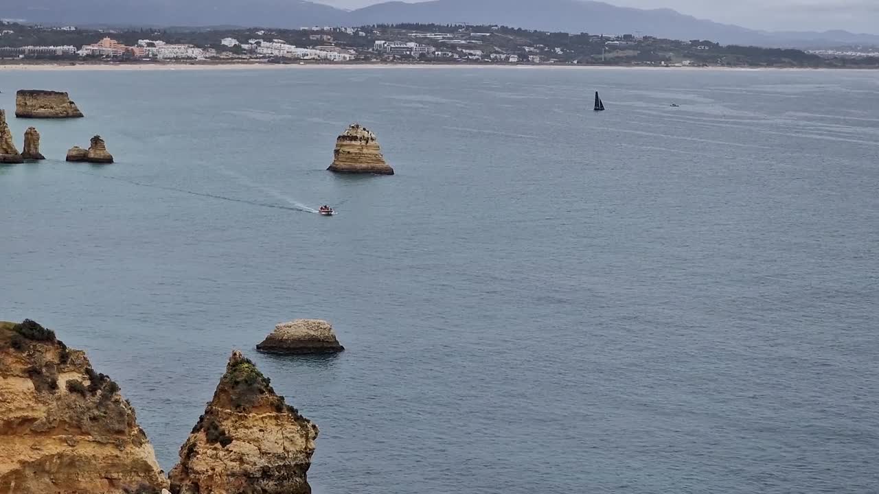 항해 보트와 레크리에이션 관광 스피드 보트로 바다에서 텔레 샷