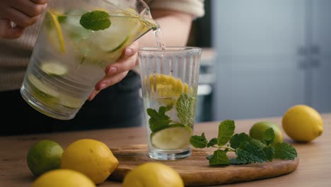 Close-up-of-woman-making-lemonade-in-the-kitchen.