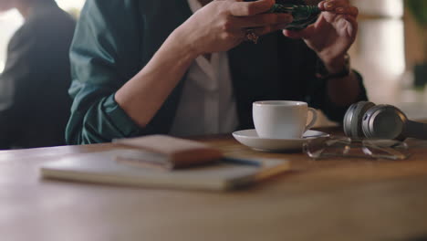 Cerrar-Las-Manos-De-Un-Joven-Usando-Un-Teléfono-Inteligente-En-Una-Cafetería-Tomando-Una-Foto-De-Un-Café-Compartiendo-Fotografías-En-Las-Redes-Sociales-Disfrutando-De-Un-Estilo-De-Vida-Relajante