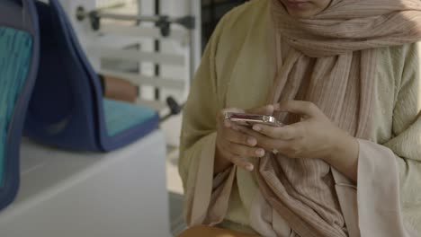 mujer usando el teléfono en un autobús