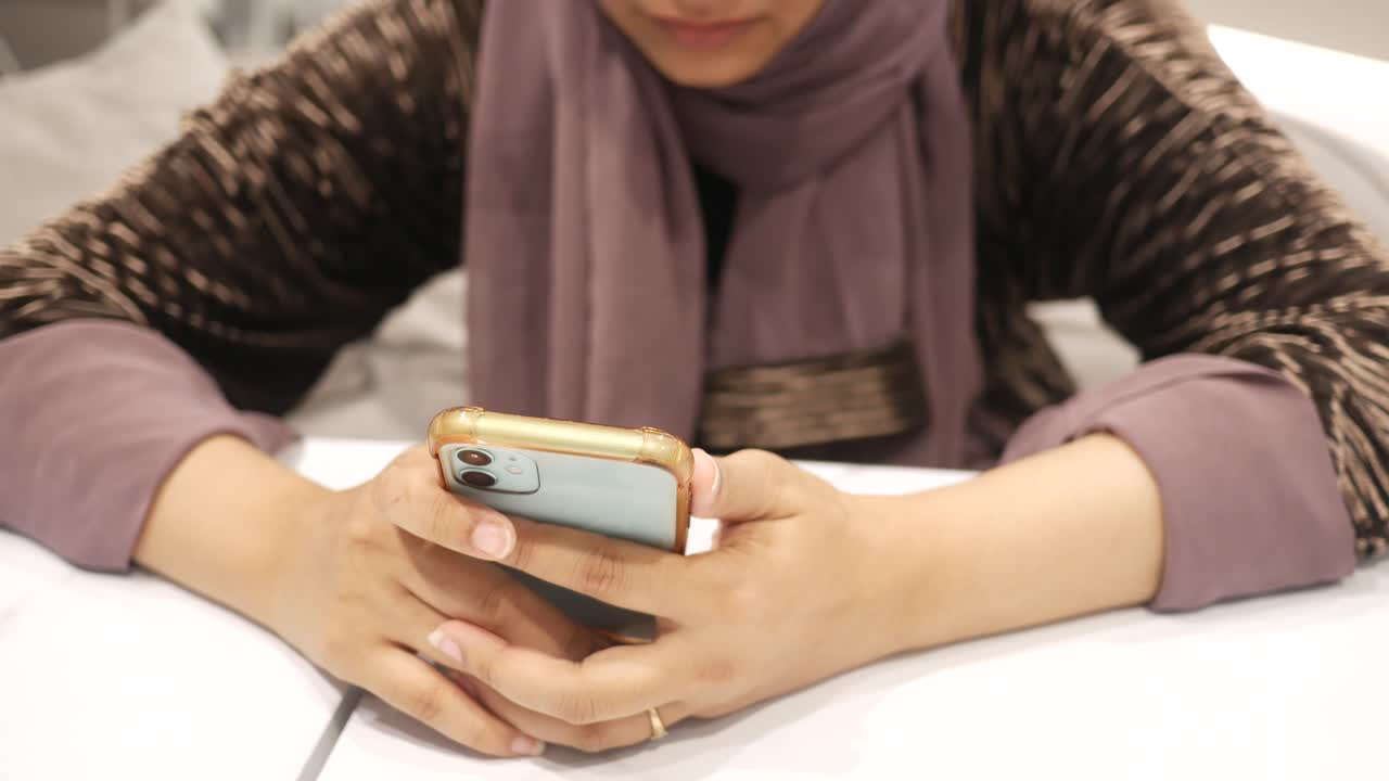 카페에서 스마트폰을 사용하는 여성