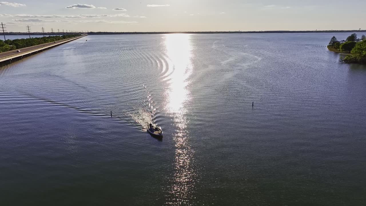 텍사스 로크월 의 레이 허바드 호수 에서 해안 에 도착 하는 보트