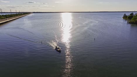 Barco-Llegando-A-La-Orilla-En-El-Lago-Ray-Hubbard-En-Rockwall,-Texas