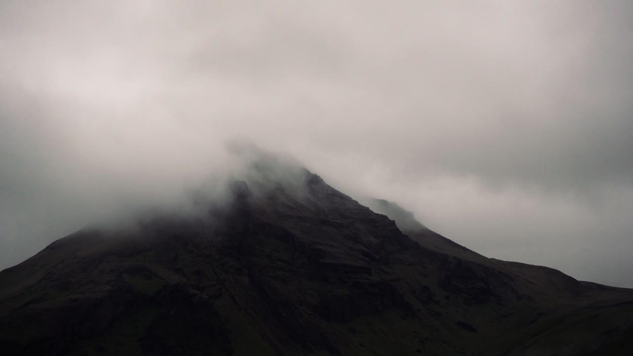 Timelapses de nuvens em movimento intenso na Islândia