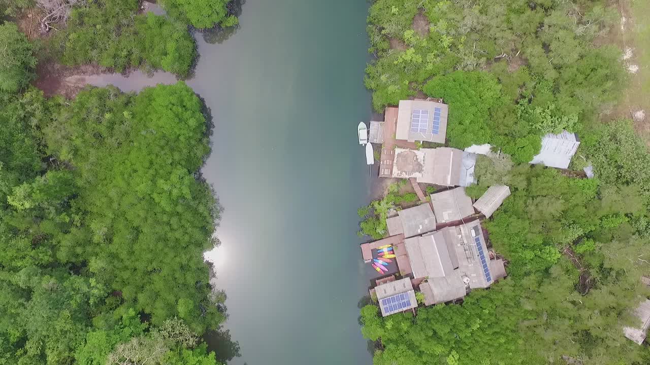vista aérea de pájaros de un pequeño resort en el bosque de manglares en un río en koh kood, tailandia