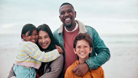 Familie,-Gesicht-Oder-Glücklich-Am-Strand-Mit-Umarmung