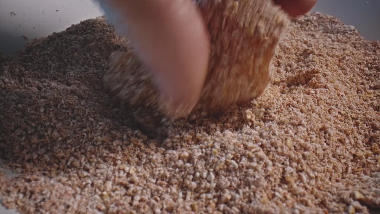 손으로 빵가루를 입힌 치킨 너겟