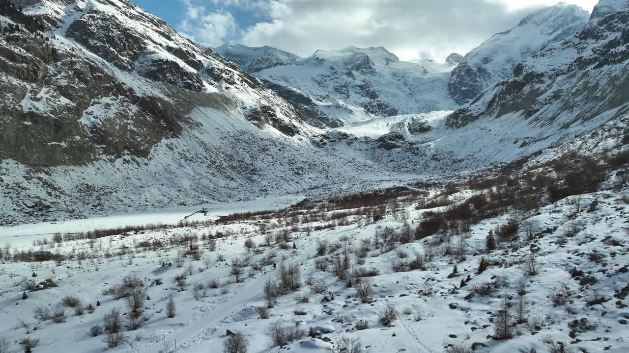 sombra moviéndose sobre el glaciar morteratsch en un día soleado