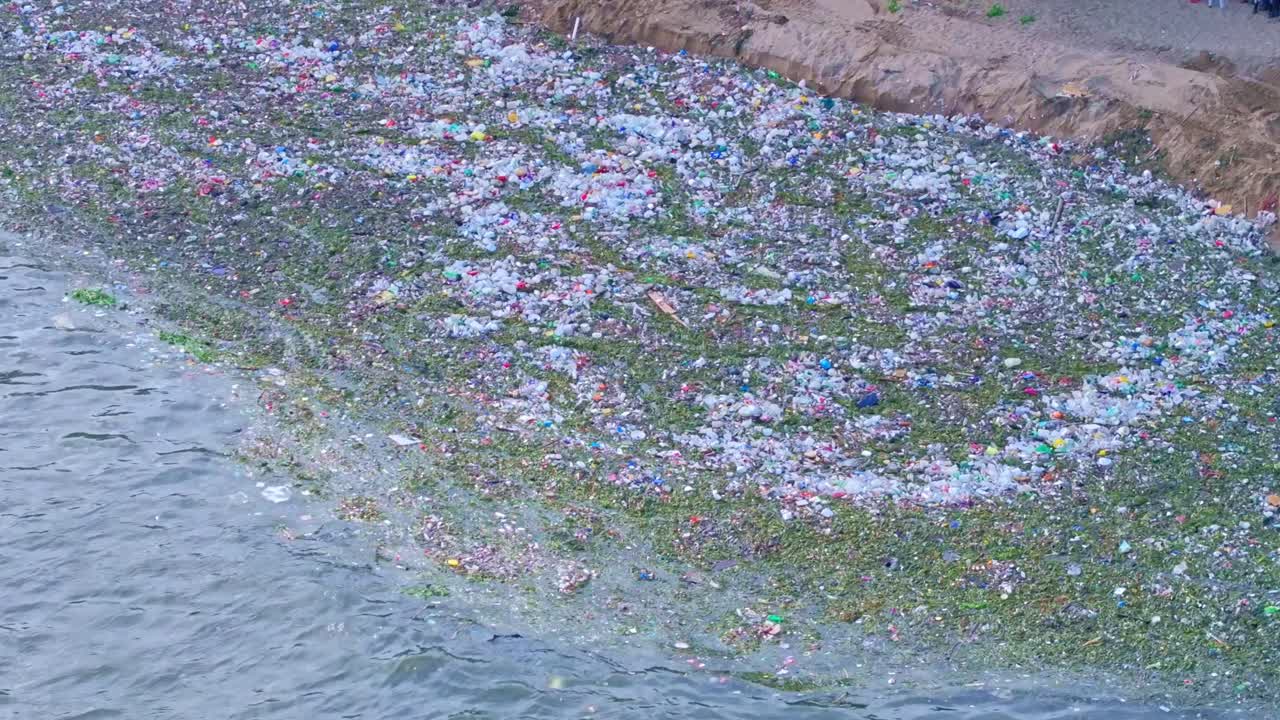 descarga aérea de basura y plástico del océano arrastrado a la playa de la república dominicana