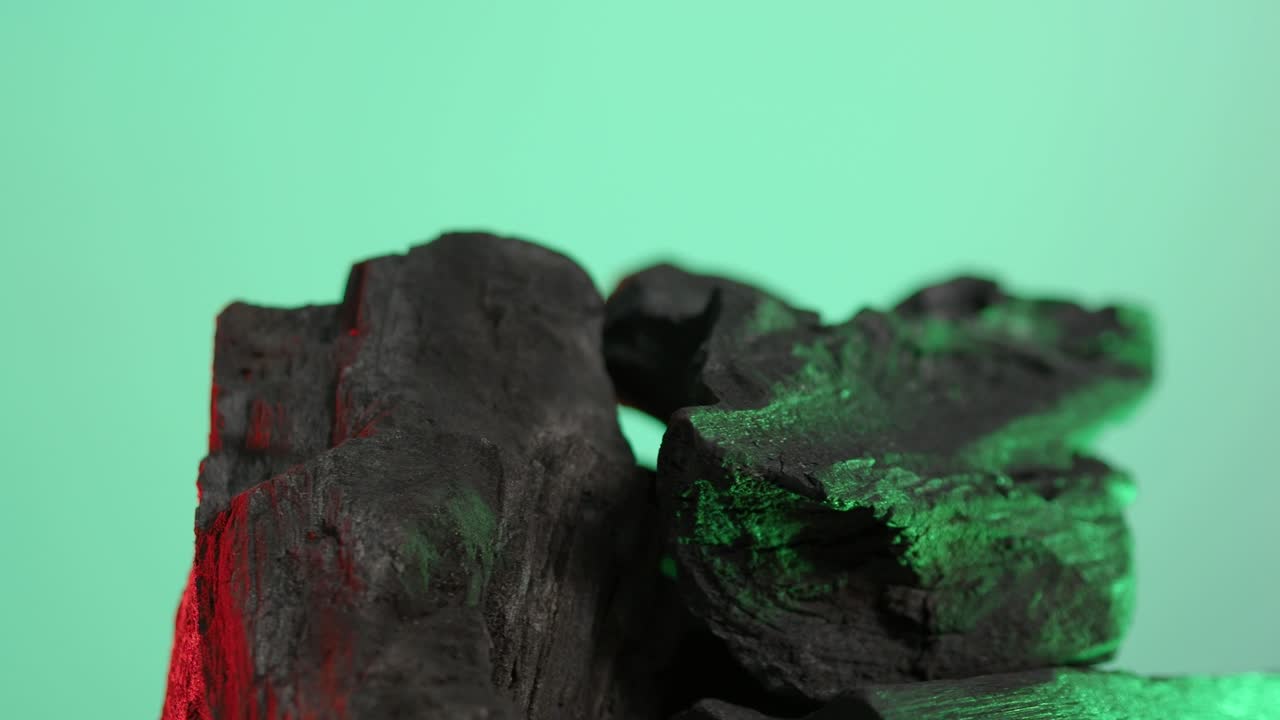 나무 석탄 - 파란 녹색 스크린 배경에 검은 석탄 - 요리 그릴 또는 산업에 사용 - 자연 나무 석탄, 강하게 가열 된 목재에 의해 생산 된 검은 탄소 reesidue - 그릴 bbq.